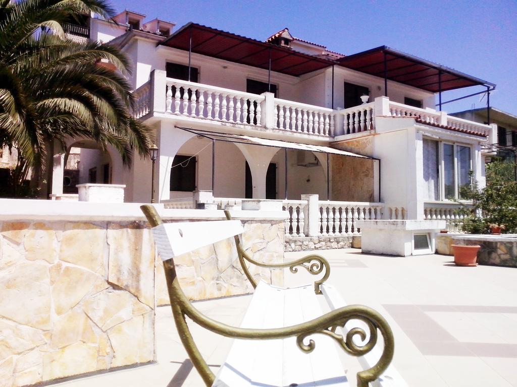 Apartments Carmen Vinišće Rum bild